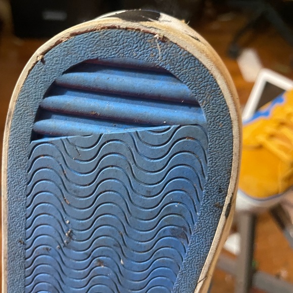 Anitizuku Ascics sneakers 🥶 - Picture 3 of 7